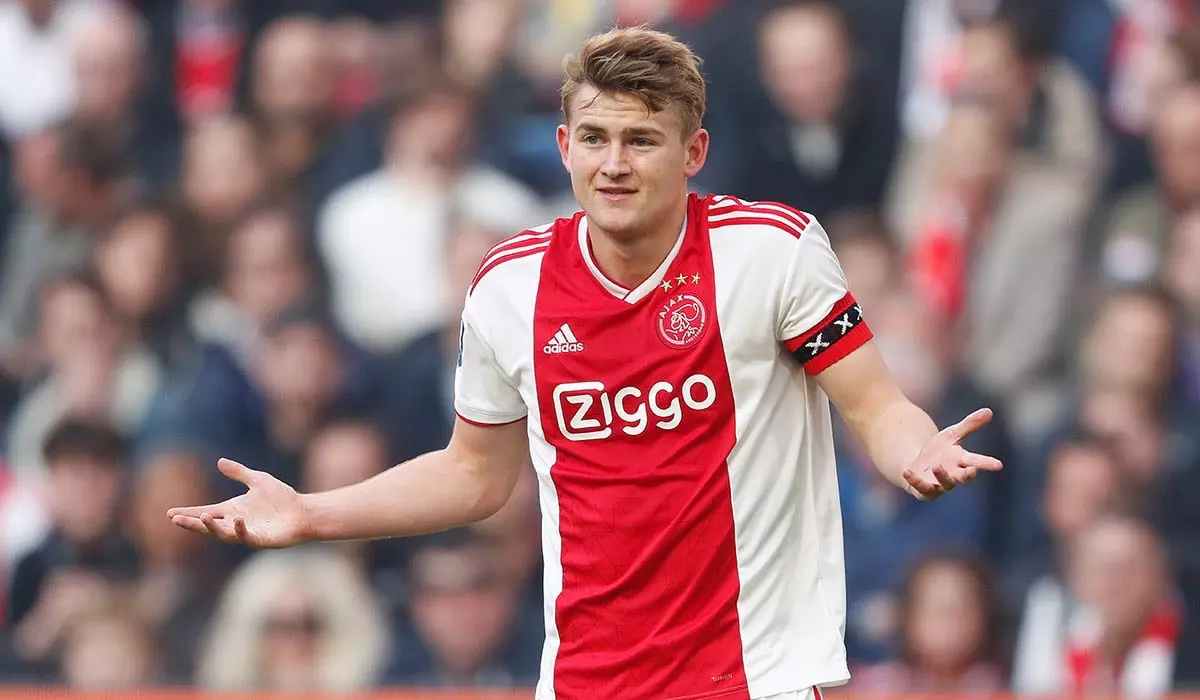 കൂട്ടുകാരന്റെ ക്ഷണം വെറുതെയായി; ആ 19-കാരൻ ബാഴ്സയിലേക്കില്ല, നേട്ടം യുവന്റസിന് കൂട്ടുകാരന്റെ ക്ഷണം വെറുതെയായി; ആ 19-കാരൻ ബാഴ്സയിലേക്കില്ല, നേട്ടം യുവന്റസിന്