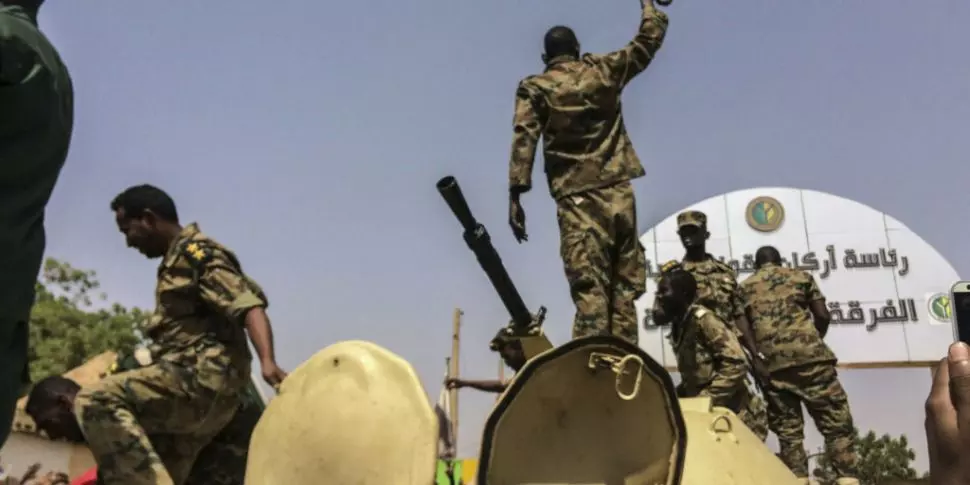 പ്രസിഡന്റിനെ പുറത്താക്കി സുഡാനില് സെെന്യം ഭരണമേറ്റെടുത്തു പ്രസിഡന്റിനെ പുറത്താക്കി സുഡാനില് സെെന്യം ഭരണമേറ്റെടുത്തു