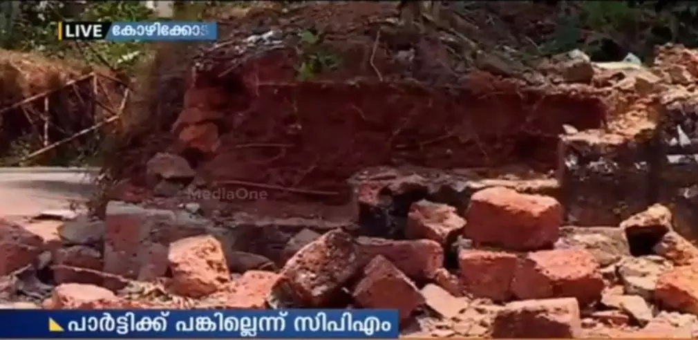 വടകരയില് എല്.ഡി.എഫിന്റെ പോസ്റ്റര് നീക്കാന് ആവശ്യപ്പെട്ടതിന് മതില് തകര്ത്തതായി പരാതി വടകരയില് എല്.ഡി.എഫിന്റെ പോസ്റ്റര് നീക്കാന് ആവശ്യപ്പെട്ടതിന് മതില് തകര്ത്തതായി പരാതി