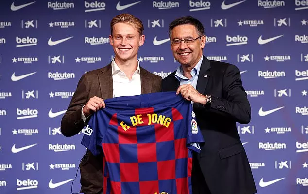 പുതിയ യുവതാരത്തെ കാണാനെത്തിയത് ആയിരക്കണക്കിന് ബാഴ്സ ആരാധകർ പുതിയ യുവതാരത്തെ കാണാനെത്തിയത് ആയിരക്കണക്കിന് ബാഴ്സ ആരാധകർ