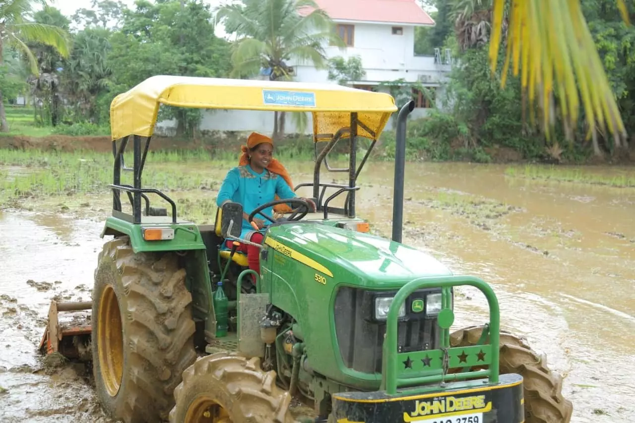 ഞാറ് നട്ടും ട്രാക്ടര് ഓടിച്ചും രമ്യ ഹരിദാസ്; വീഡിയോ കാണാം ഞാറ് നട്ടും ട്രാക്ടര് ഓടിച്ചും രമ്യ ഹരിദാസ്; വീഡിയോ കാണാം