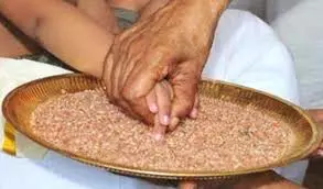 ഇന്ന് വിജയദശമി: കുട്ടികൾ ആദ്യാക്ഷരം കുറിച്ചു ഇന്ന് വിജയദശമി: കുട്ടികൾ ആദ്യാക്ഷരം കുറിച്ചു