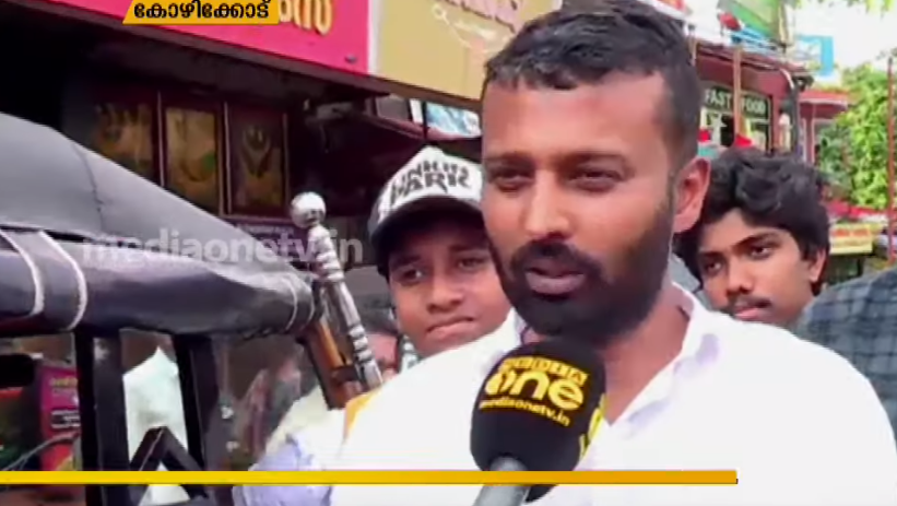 സ്വന്തം ചിഹ്നവുമായി വോട്ടർമാരെ കാണാനെത്തിയ സ്വതന്ത്ര സ്ഥാനാർഥി 