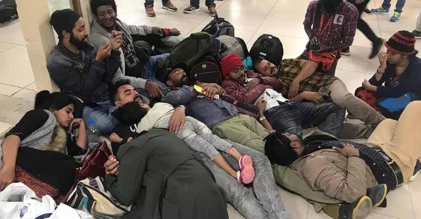 എയര്‍പോര്‍ട്ടില്‍ വെറും നിലത്ത് കുഞ്ഞിനെ മാറോട് ചേര്‍ത്തുറങ്ങുന്ന ടൊവിനൊ: ചിത്രങ്ങള്‍ ആഘോഷമാക്കി സോഷ്യല്‍ മീഡിയ