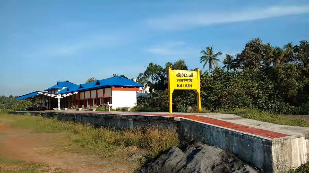തുടങ്ങാത്ത പദ്ധതിയുടെ സ്മാരകമായി കാലടി റെയില്വേ സ്റ്റേഷന് തുടങ്ങാത്ത പദ്ധതിയുടെ സ്മാരകമായി കാലടി റെയില്വേ സ്റ്റേഷന്