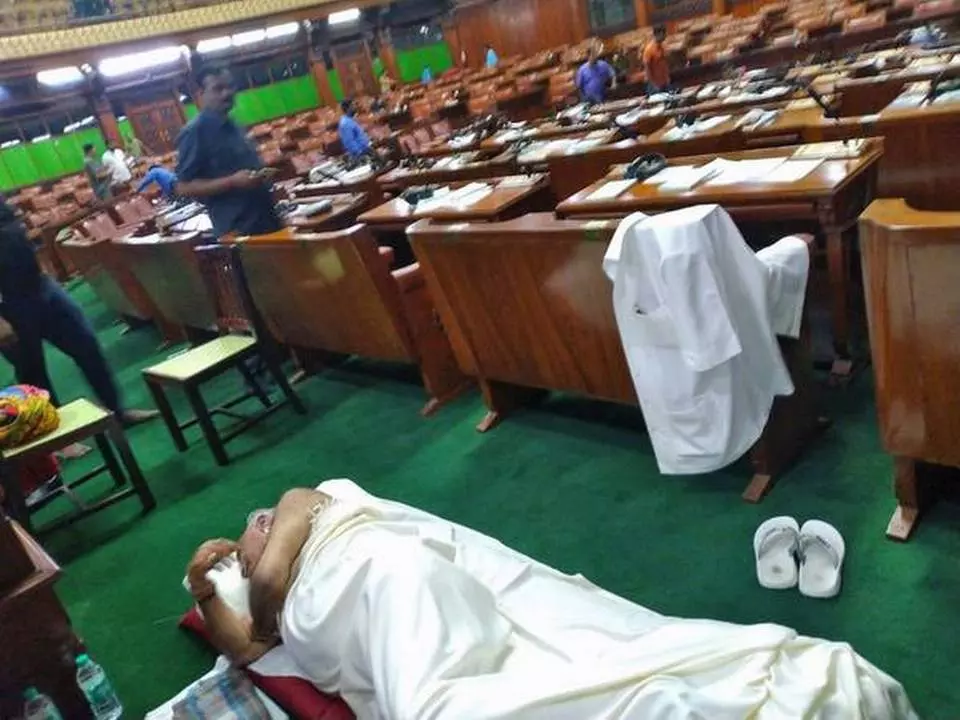 ഉറക്കം നിയമസഭയിലാക്കി യെദ്യൂരപ്പയും പ്രതിപക്ഷവും