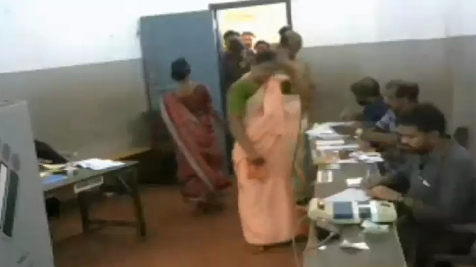 കണ്ണൂര് പിലാത്തറയില് കള്ളവോട്ട് നടന്നെന്ന് പ്രാഥമിക റിപ്പോര്ട്ട് കണ്ണൂര് പിലാത്തറയില് കള്ളവോട്ട് നടന്നെന്ന് പ്രാഥമിക റിപ്പോര്ട്ട്