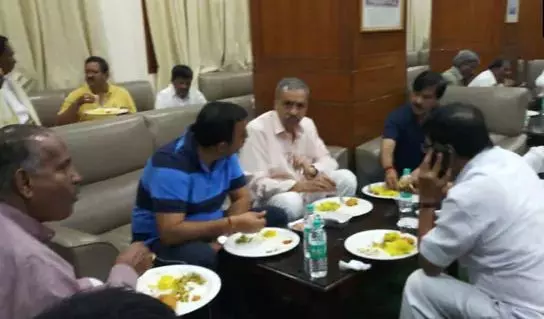 കര്‍ണാടക സഭയില്‍ രാത്രിയിലും പ്രതിഷേധിച്ച ബി.ജെ.പി എം.എല്‍.എമാര്‍ക്ക് ഭക്ഷണവുമായി ഭരണപക്ഷം
