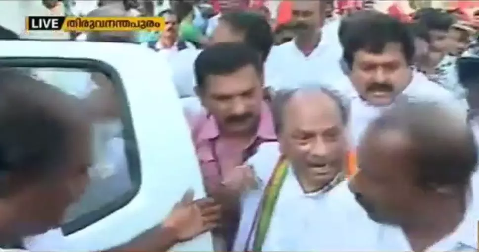 തിരുവനന്തപുരത്ത് എ.കെ ആന്റണിയുടെ റോഡ് ഷോ തടസ്സപ്പെട്ടു തിരുവനന്തപുരത്ത് എ.കെ ആന്റണിയുടെ റോഡ് ഷോ തടസ്സപ്പെട്ടു