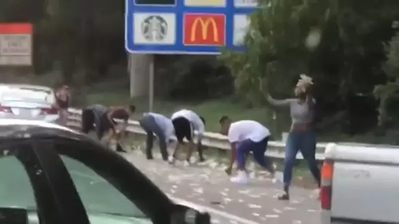 നോട്ട് കൊണ്ടുപോയ ട്രക്കിന്റെ വാതില് അടഞ്ഞില്ല; റോഡില് നോട്ട് മഴ-വീഡിയോ കാണാം നോട്ട് കൊണ്ടുപോയ ട്രക്കിന്റെ വാതില് അടഞ്ഞില്ല; റോഡില് നോട്ട് മഴ-വീഡിയോ കാണാം