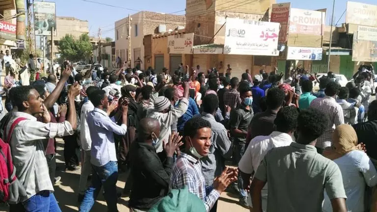 സുഡാനില് സൈനിക ആസ്ഥാനത്ത് പ്രതിഷേധം തുടരുന്നു സുഡാനില് സൈനിക ആസ്ഥാനത്ത് പ്രതിഷേധം തുടരുന്നു