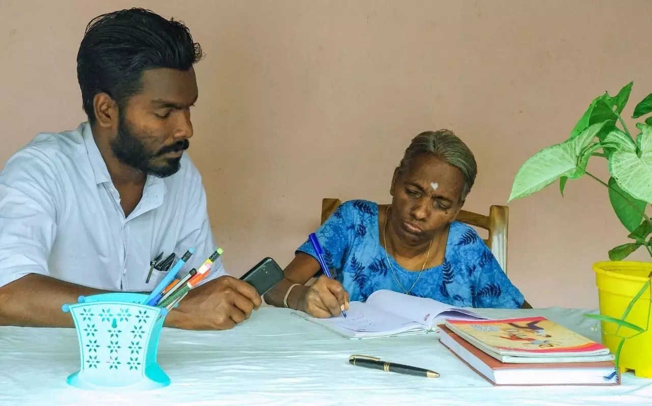 അമ്മയ്ക്കായി താരാട്ട് പാടി ഒരു മകന്; മകനായി താരാട്ടുപാട്ടുകളെഴുതി ഒരമ്മ അമ്മയ്ക്കായി താരാട്ട് പാടി ഒരു മകന്; മകനായി താരാട്ടുപാട്ടുകളെഴുതി ഒരമ്മ