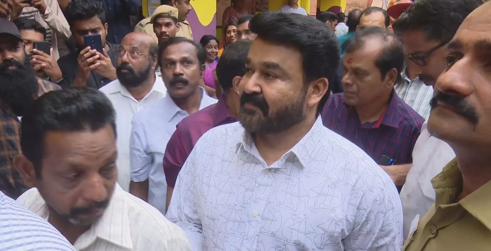 വരി നില്ക്കേണ്ടെന്ന് വോട്ടര്മാര്; ക്യൂവില് കാത്ത് നിന്ന് വോട്ട് ചെയ്ത് മോഹന്ലാല് വരി നില്ക്കേണ്ടെന്ന് വോട്ടര്മാര്; ക്യൂവില് കാത്ത് നിന്ന് വോട്ട് ചെയ്ത് മോഹന്ലാല്