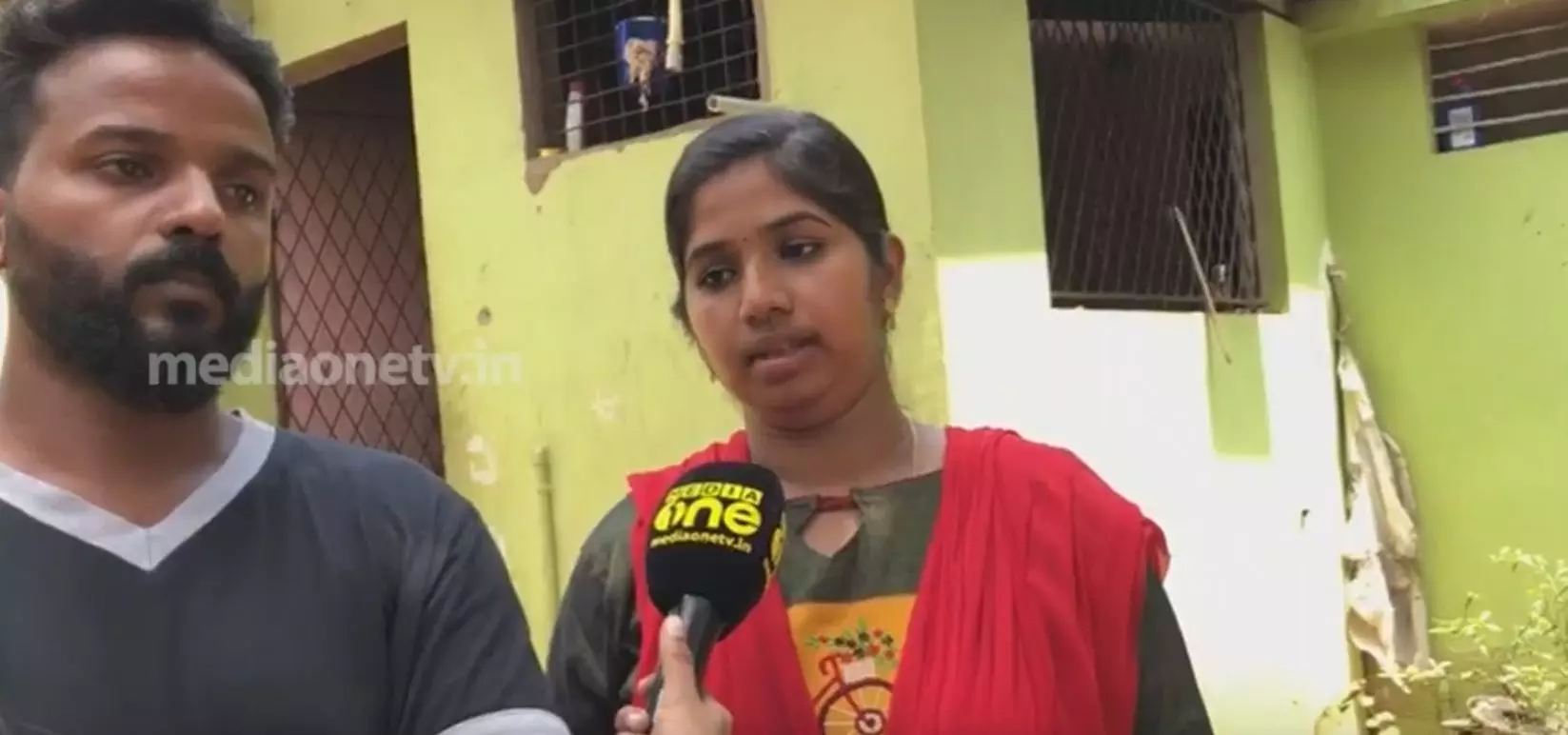 കൈക്ക് കുത്തി, വോട്ട് താമരയ്ക്കെന്ന് പരാതി; ജനങ്ങളെ മണ്ടന്മാരാക്കരുതെന്ന് വോട്ടര്, വീണ്ടും വോട്ട് ചെയ്യണമെന്ന് ആവശ്യം കൈക്ക് കുത്തി, വോട്ട് താമരയ്ക്കെന്ന് പരാതി; ജനങ്ങളെ മണ്ടന്മാരാക്കരുതെന്ന് വോട്ടര്, വീണ്ടും വോട്ട് ചെയ്യണമെന്ന് ആവശ്യം