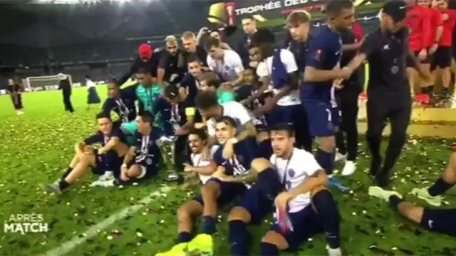 ഗ്രൂപ്പ് ഫോട്ടോക്ക് പോസ് ചെയ്യാന് വന്ന നെയ്മറെ പിടിച്ചുതള്ളി എംബാപ്പെ ഗ്രൂപ്പ് ഫോട്ടോക്ക് പോസ് ചെയ്യാന് വന്ന നെയ്മറെ പിടിച്ചുതള്ളി എംബാപ്പെ