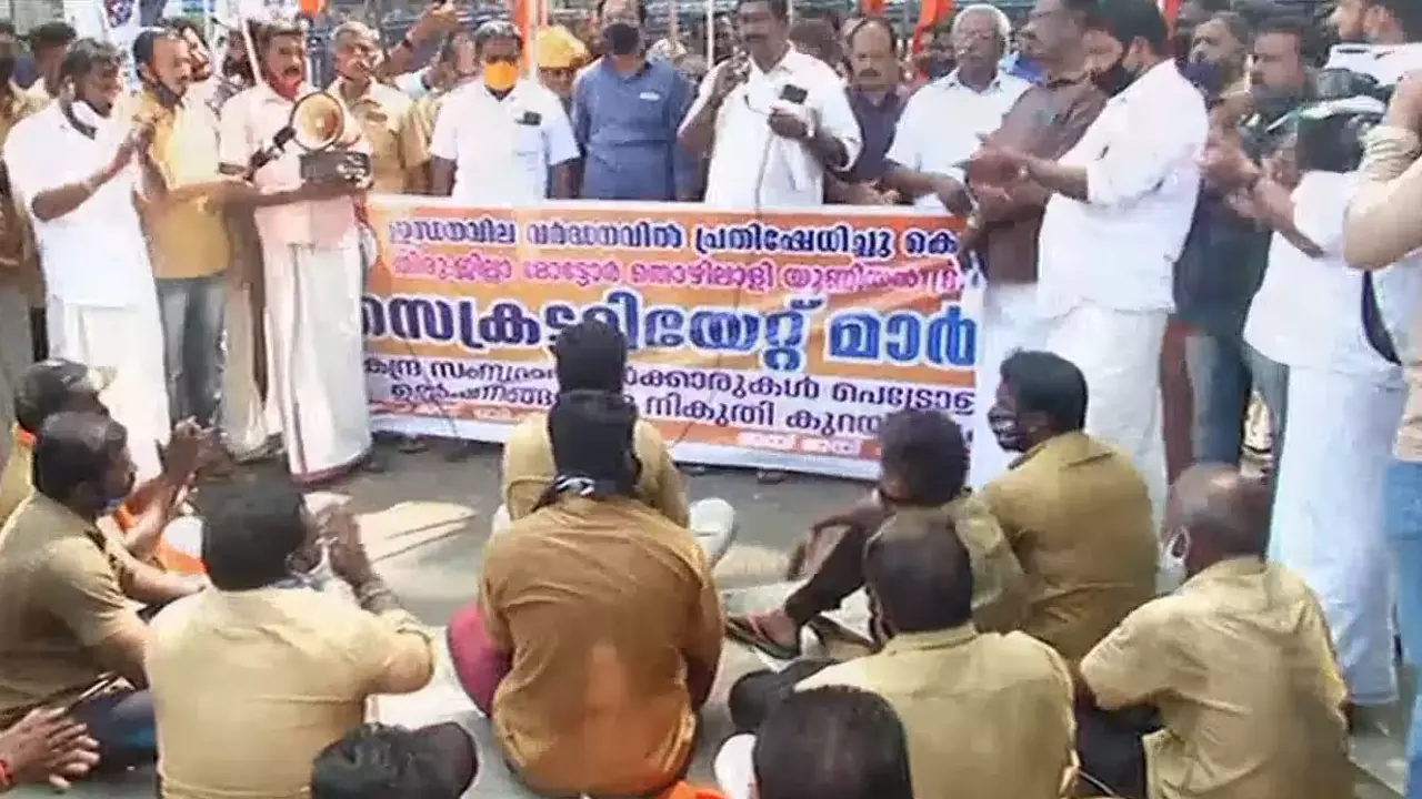 ഇന്ധന വില വർധനക്കെതിരെ ബി.എം.എസ് സെക്രട്ടറിയേറ്റിലേക്ക് മാര്ച്ച് നടത്തി ഇന്ധന വില വർധനക്കെതിരെ ബി.എം.എസ് സെക്രട്ടറിയേറ്റിലേക്ക് മാര്ച്ച് നടത്തി