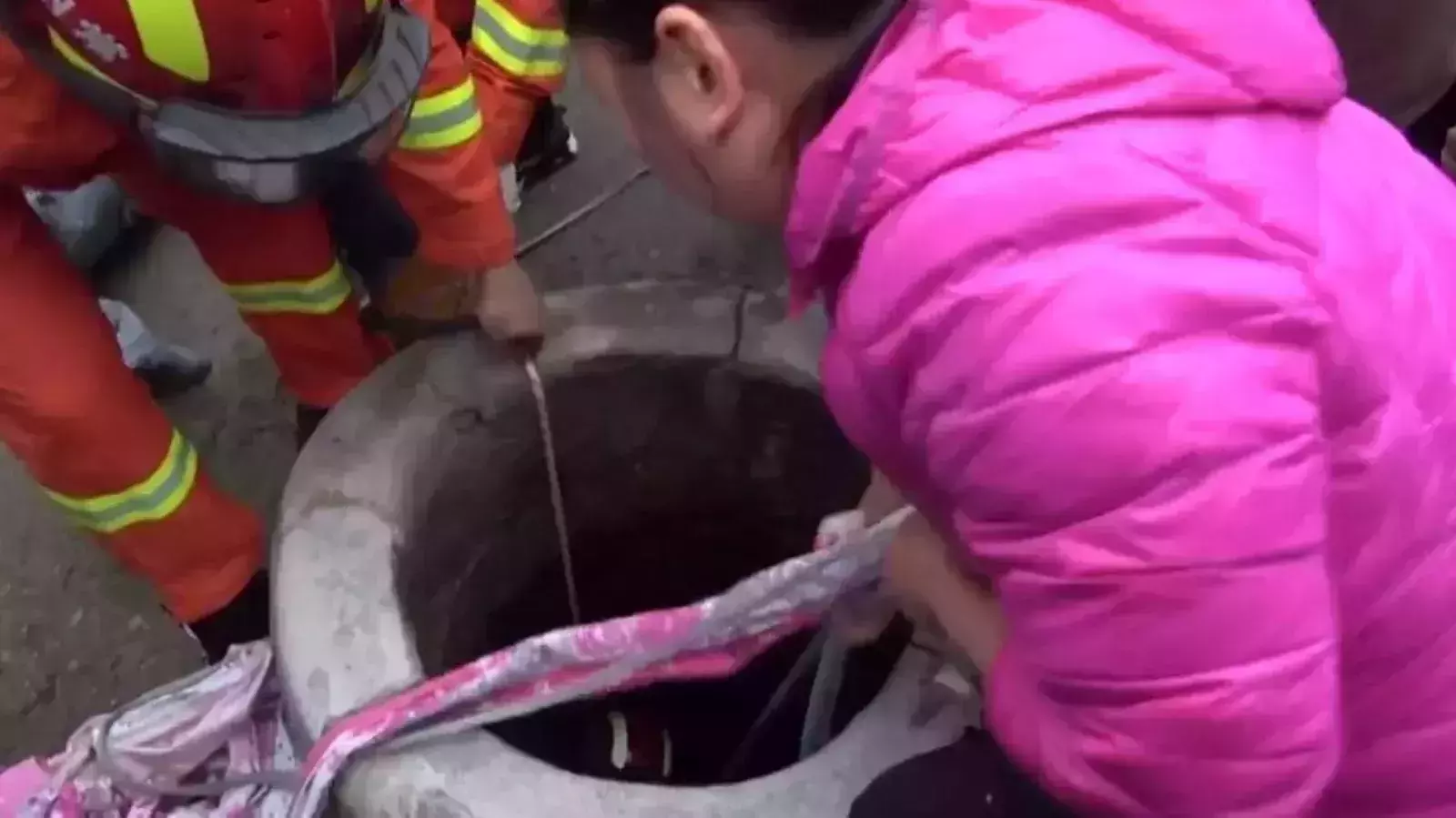 ചൈനയില് ആഴക്കിണറില് വീണ നാല് വയസുള്ള ബാലികയെ അഗ്നിശമനാ സേന രക്ഷപ്പെടുത്തി ചൈനയില് ആഴക്കിണറില് വീണ നാല് വയസുള്ള ബാലികയെ അഗ്നിശമനാ സേന രക്ഷപ്പെടുത്തി