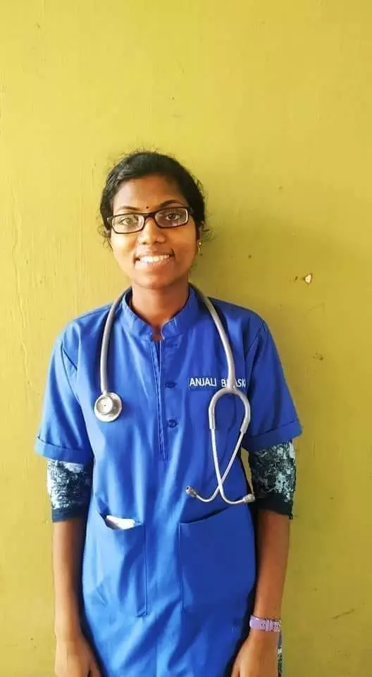 ആ സ്കൂളിലാണ് ഞാന്‍ പഠിച്ചതെങ്കില്‍ പത്താം ക്ലാസ് പോലും പാസാകില്ലായിരുന്നു; പണിയ സമുദായത്തില്‍ നിന്നുള്ള ആദ്യ ഡോക്ടര്‍ അഞ്ജലി പറയുന്നു