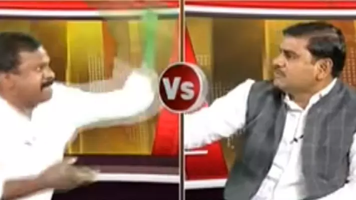 ആന്ധ്രയിൽ ടി.വി ചർച്ചക്കിടെ ബി.ജെ.പി നേതാവിനു നേരെ ചെരിപ്പേറ് ആന്ധ്രയിൽ ടി.വി ചർച്ചക്കിടെ ബി.ജെ.പി നേതാവിനു നേരെ ചെരിപ്പേറ്