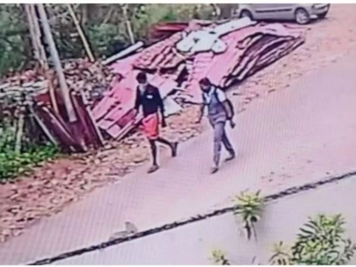 രേഷ്മ കൊല്ലപ്പെട്ടിട്ട് മൂന്ന് ദിവസം: അരുൺ എങ്ങോട്ട് പോയെന്ന് കണ്ടെത്താനാകാതെ പൊലീസ് രേഷ്മ കൊല്ലപ്പെട്ടിട്ട് മൂന്ന് ദിവസം: അരുൺ എങ്ങോട്ട് പോയെന്ന് കണ്ടെത്താനാകാതെ പൊലീസ്