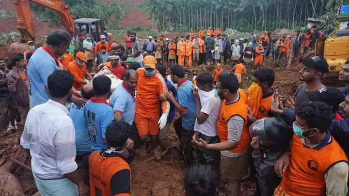 അവര് മണ്ണില് പുതഞ്ഞുകിടക്കുമ്പോള് നമ്മളെങ്ങനെ ഉറങ്ങും? അവര് മണ്ണില് പുതഞ്ഞുകിടക്കുമ്പോള് നമ്മളെങ്ങനെ ഉറങ്ങും?