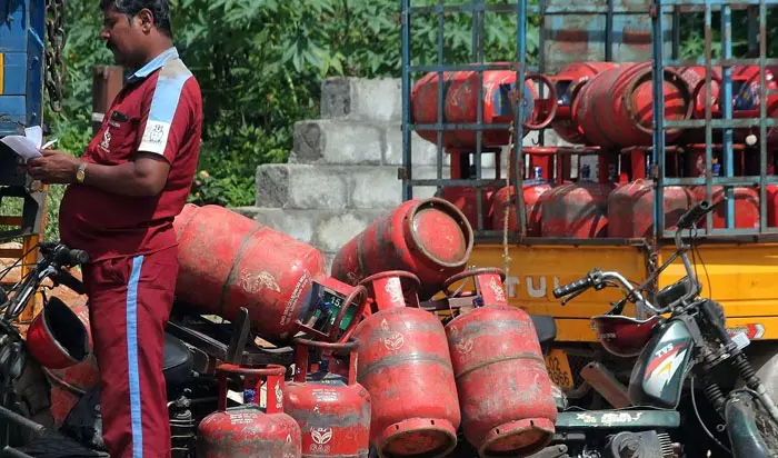 പാചകവാതകത്തിന് വീണ്ടും വില കൂട്ടി; സിലിണ്ടറിന് 25 രൂപയുടെ വർധന പാചകവാതകത്തിന് വീണ്ടും വില കൂട്ടി; സിലിണ്ടറിന് 25 രൂപയുടെ വർധന
