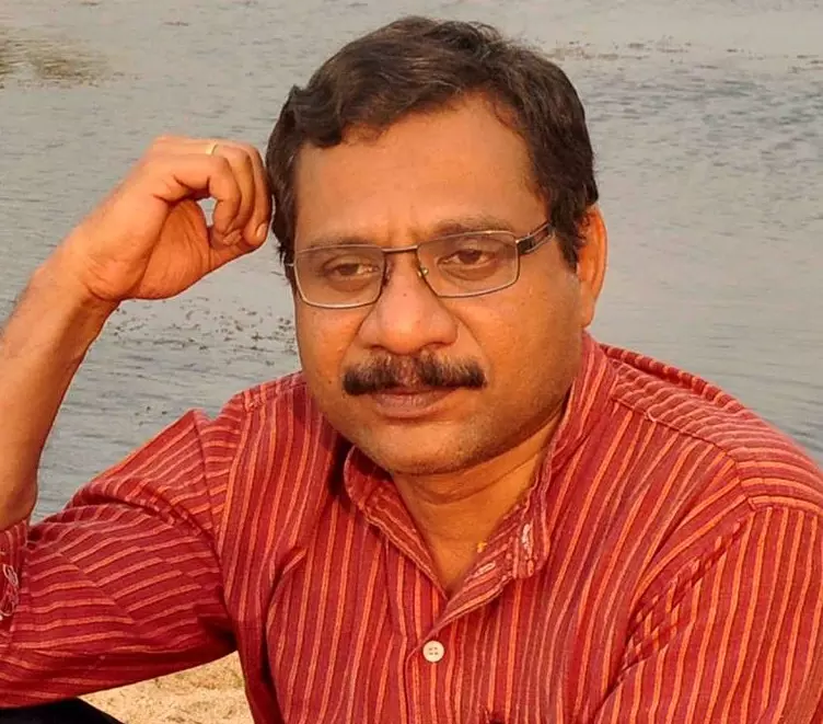 ഒരു സാഹിത്യകൃതിയെ ചൊല്ലി ഇത്രയധികം വിവാദങ്ങള്‍ ഉണ്ടാക്കേണ്ട ആവശ്യമില്ല, ആരെങ്കിലും വിചാരിച്ചാല്‍ തകര്‍ന്നു പോകുന്നതാണോ മതങ്ങള്‍: റഫീഖ് അഹമ്മദ്