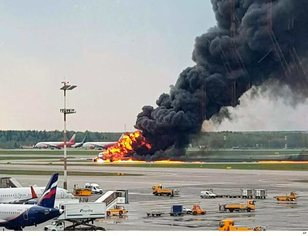 റഷ്യയില് പറന്നുകൊണ്ടിരുന്ന വിമാനത്തിന് തീ പിടിച്ച് 41 പേര്ക്ക് ദാരുണാന്ത്യം റഷ്യയില് പറന്നുകൊണ്ടിരുന്ന വിമാനത്തിന് തീ പിടിച്ച് 41 പേര്ക്ക് ദാരുണാന്ത്യം