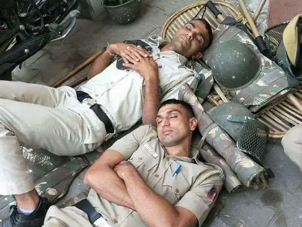 കിടക്കയല്ല, ഉറങ്ങാന് പറ്റുന്നത് തന്നെ ഒരു ഭാഗ്യമല്ലേ; ലോക്ഡൌണ് ഡ്യൂട്ടിക്കിടെ ക്ഷീണിച്ചു മയങ്ങുന്ന പൊലീസുകാരുടെ ചിത്രം വൈറലാകുന്നു കിടക്കയല്ല, ഉറങ്ങാന് പറ്റുന്നത് തന്നെ ഒരു ഭാഗ്യമല്ലേ; ലോക്ഡൌണ് ഡ്യൂട്ടിക്കിടെ ക്ഷീണിച്ചു മയങ്ങുന്ന പൊലീസുകാരുടെ ചിത്രം വൈറലാകുന്നു