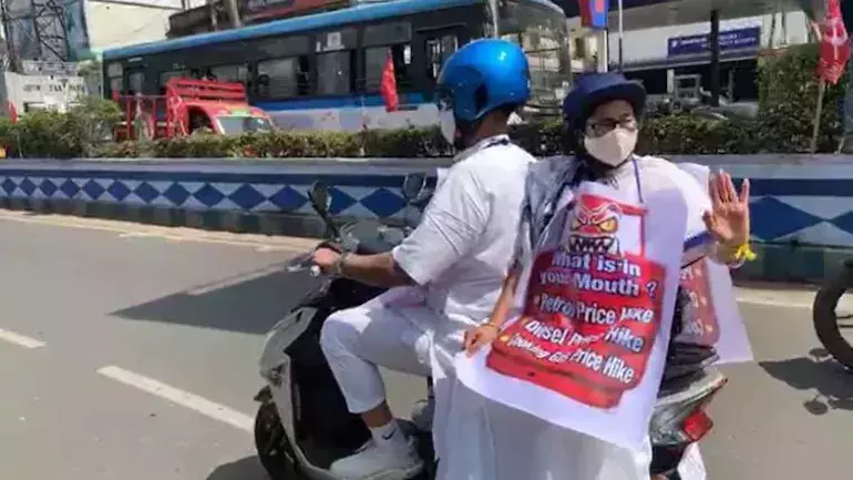 ഇലക്ട്രിക് സ്കൂട്ടറിൽ നഗരം ചുറ്റി: ഇന്ധന വിലക്കെതിരെ മമതയുടെ പ്രതിഷേധം ഇങ്ങനെ ഇലക്ട്രിക് സ്കൂട്ടറിൽ നഗരം ചുറ്റി: ഇന്ധന വിലക്കെതിരെ മമതയുടെ പ്രതിഷേധം ഇങ്ങനെ