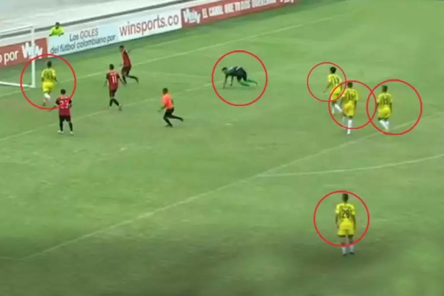 ഗോള്കീപ്പറടക്കം ഏഴു താരങ്ങളെ കബളിപ്പിച്ച് നേടിയ അത്ഭുതഗോള് ഗോള്കീപ്പറടക്കം ഏഴു താരങ്ങളെ കബളിപ്പിച്ച് നേടിയ അത്ഭുതഗോള്