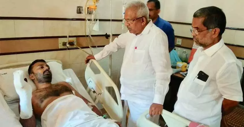 വെട്ടേറ്റ സ്വതന്ത്ര സ്ഥാനാര്ഥി നസീറിനെ ജയരാജന് സന്ദര്ശിച്ചു വെട്ടേറ്റ സ്വതന്ത്ര സ്ഥാനാര്ഥി നസീറിനെ ജയരാജന് സന്ദര്ശിച്ചു