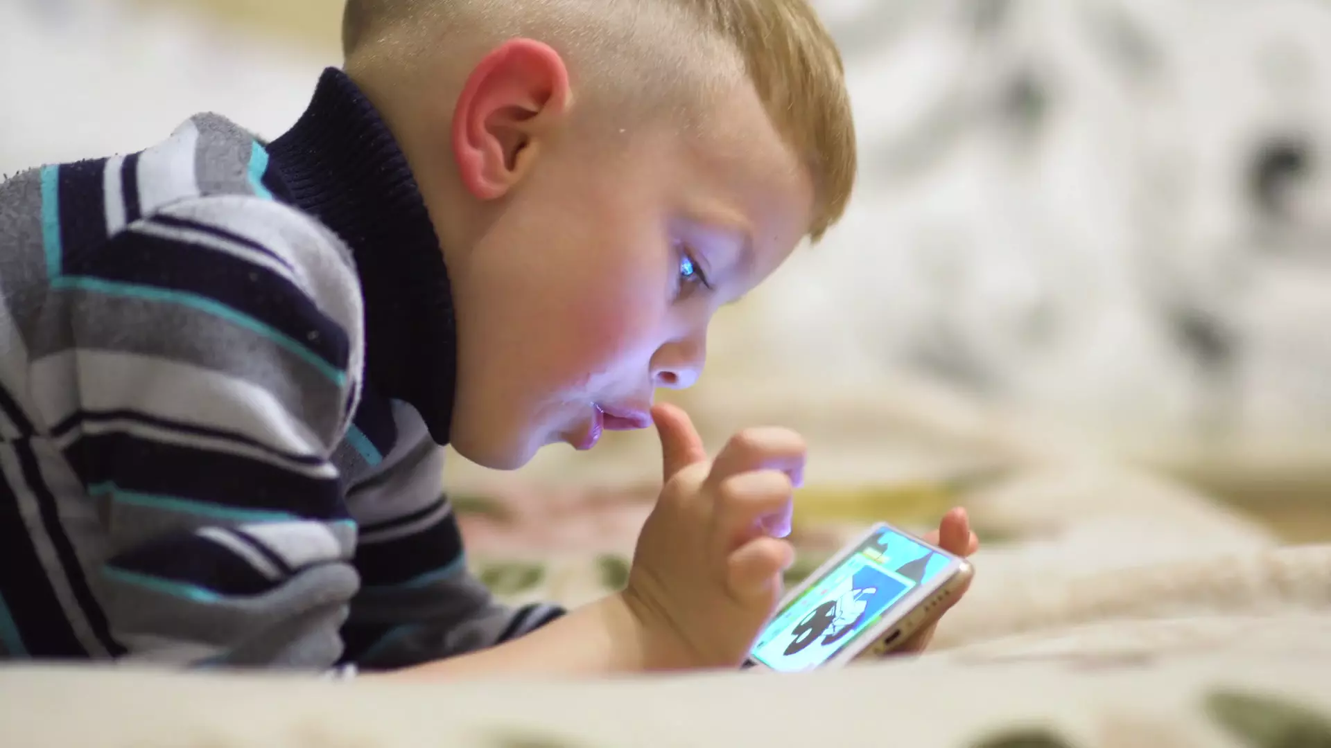 കുഞ്ഞിക്കൈകളില് മൊബൈല് ഫോണ് നല്കുന്നതിന് മുന്പ് ഇക്കാര്യങ്ങള് ശ്രദ്ധിക്കൂ, പിന്നെ ഒരിക്കലും നിങ്ങള് ഫോണ് കൊടുക്കില്ല കുഞ്ഞിക്കൈകളില് മൊബൈല് ഫോണ് നല്കുന്നതിന് മുന്പ് ഇക്കാര്യങ്ങള് ശ്രദ്ധിക്കൂ, പിന്നെ ഒരിക്കലും നിങ്ങള് ഫോണ് കൊടുക്കില്ല