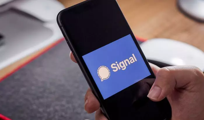 ആളു കൂടി; സിഗ്നലിന്റെ സിഗ്നലു പോയി! ആളു കൂടി; സിഗ്നലിന്റെ സിഗ്നലു പോയി!