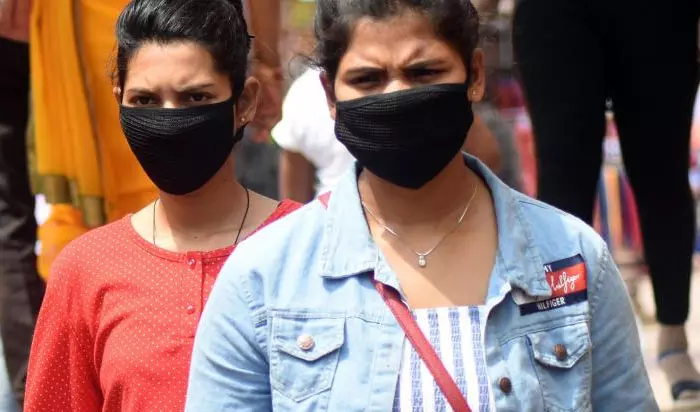 മുഖ്യമന്ത്രിയുടെ പരിപാടിയിൽ കറുത്ത മാസ്ക് അഴിപ്പിക്കാൻ ശ്രമം; പറ്റില്ലെന്ന് മാധ്യമപ്രവർത്തകർ മുഖ്യമന്ത്രിയുടെ പരിപാടിയിൽ കറുത്ത മാസ്ക് അഴിപ്പിക്കാൻ ശ്രമം; പറ്റില്ലെന്ന് മാധ്യമപ്രവർത്തകർ