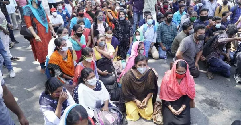 സര്ക്കാരുമായി നടത്തിയ ചര്ച്ചയുടെ ഫലം കാത്ത് ഉദ്യോഗാര്ഥികള്; തീരുമാനം അനുകൂലമല്ലെങ്കില് നാളെ മുതല് നിരാഹാരം സര്ക്കാരുമായി നടത്തിയ ചര്ച്ചയുടെ ഫലം കാത്ത് ഉദ്യോഗാര്ഥികള്; തീരുമാനം അനുകൂലമല്ലെങ്കില് നാളെ മുതല് നിരാഹാരം