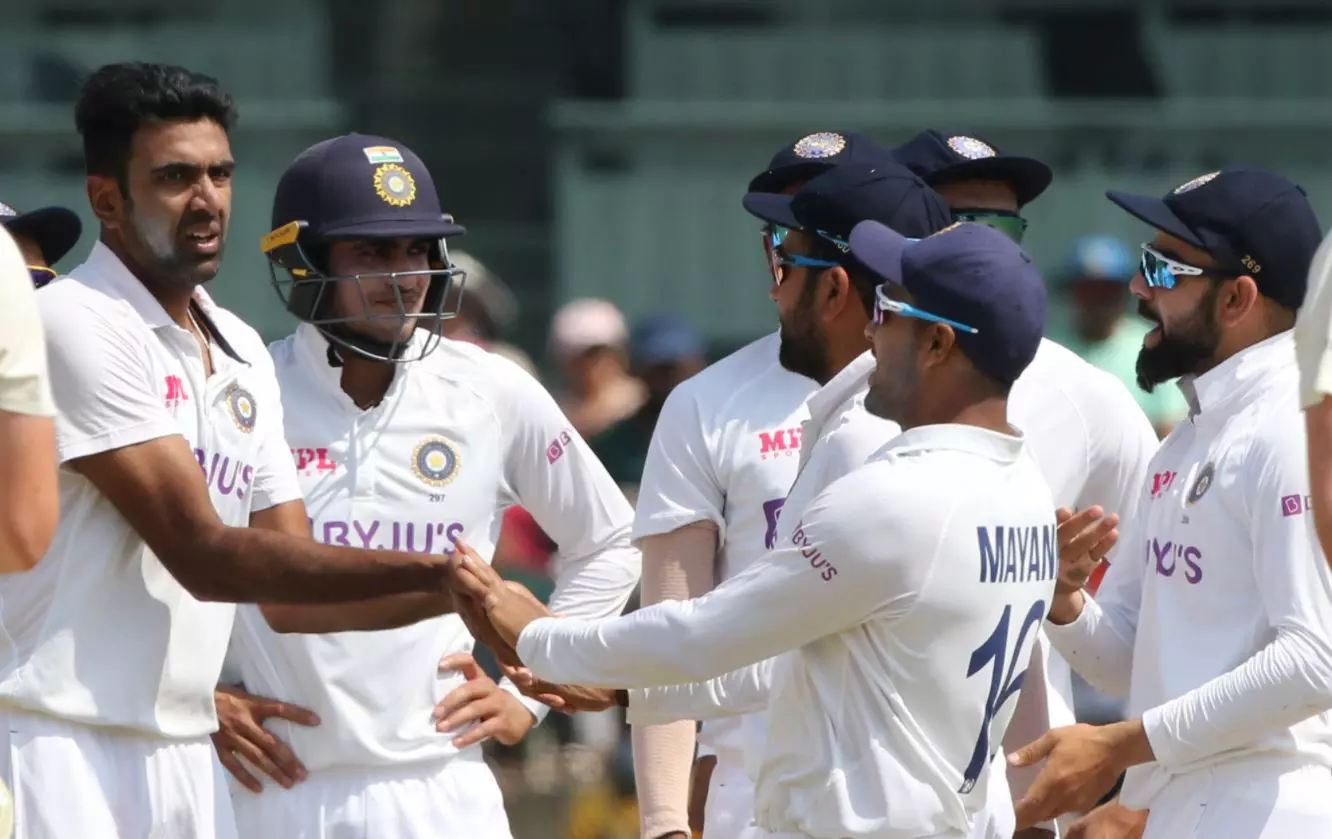 സ്പിന്നര്മാര് പണി തുടങ്ങി; ഇംഗ്ലണ്ടിന്റെ തല കറങ്ങുന്നു സ്പിന്നര്മാര് പണി തുടങ്ങി; ഇംഗ്ലണ്ടിന്റെ തല കറങ്ങുന്നു