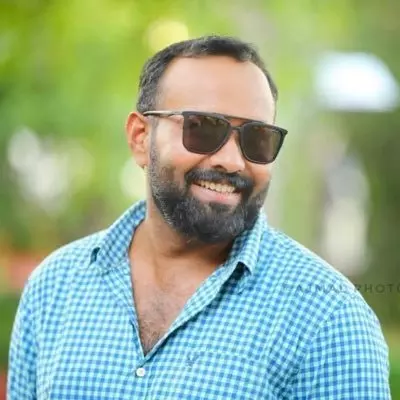ബാബു ചേട്ടന്‍ പോസിറ്റീവായ വ്യക്തി, അദ്ദേഹത്തിന്റെ വാക്കുകള്‍ വളച്ചൊടിച്ചു; ഇടവേള ബാബുവിന് പിന്തുണയുമായി ഒമര്‍ ലുലു