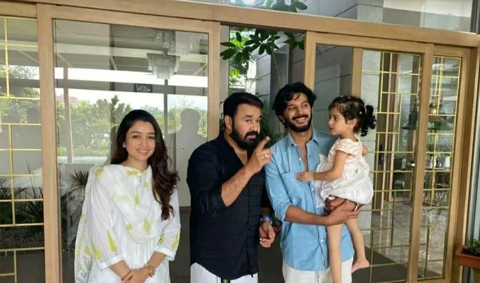 മമ്മൂട്ടിയുടെ വീട്ടിൽ ദുൽഖർ സൽമാനൊപ്പം മോഹൻലാൽ; കൂടെ കുഞ്ഞുമർയമും മമ്മൂട്ടിയുടെ വീട്ടിൽ ദുൽഖർ സൽമാനൊപ്പം മോഹൻലാൽ; കൂടെ കുഞ്ഞുമർയമും