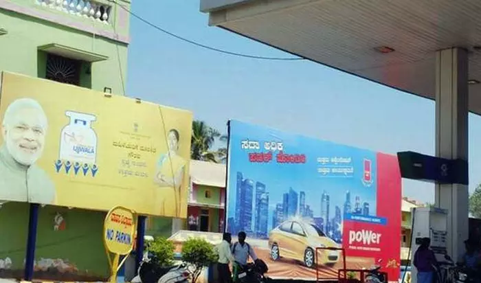 പെട്രോള് പമ്പുകളിലെ മോദി ചിത്രങ്ങള് നീക്കണം; ഉത്തരവിട്ട് തെര. കമ്മിഷന് പെട്രോള് പമ്പുകളിലെ മോദി ചിത്രങ്ങള് നീക്കണം; ഉത്തരവിട്ട് തെര. കമ്മിഷന്