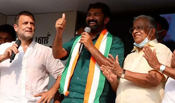 ബാങ്കു വിളിച്ചു, ബൽറാം തൊട്ടുവിളിച്ചു; പ്രസംഗം നിർത്തി രാഹുൽ ബാങ്കു വിളിച്ചു, ബൽറാം തൊട്ടുവിളിച്ചു; പ്രസംഗം നിർത്തി രാഹുൽ