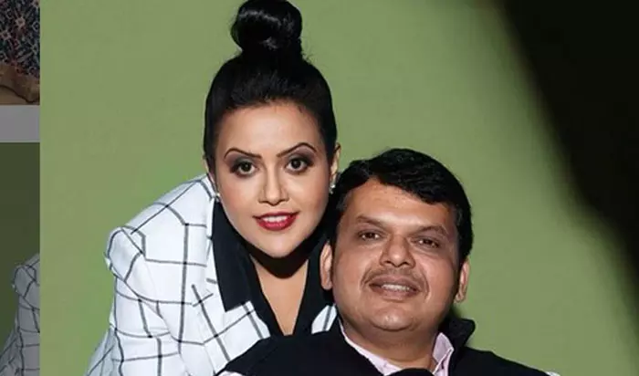 ഭാര്യ അമൃതയുടെ ഗാനത്തെ ട്രോളി; രോഷം കൊണ്ട് മഹാരാഷ്ട്ര മുൻ മുഖ്യമന്ത്രി ദേവേന്ദ്ര ഫഡ്നാവിസ് ഭാര്യ അമൃതയുടെ ഗാനത്തെ ട്രോളി; രോഷം കൊണ്ട് മഹാരാഷ്ട്ര മുൻ മുഖ്യമന്ത്രി ദേവേന്ദ്ര ഫഡ്നാവിസ്