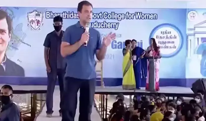 ഞാൻ സാറല്ല, പേരു വിളിക്കൂ; വിദ്യാർത്ഥികളെ കൈയിലെടുത്ത് രാഹുൽഗാന്ധി ഞാൻ സാറല്ല, പേരു വിളിക്കൂ; വിദ്യാർത്ഥികളെ കൈയിലെടുത്ത് രാഹുൽഗാന്ധി