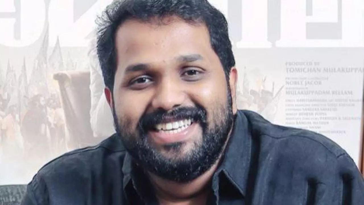 സംവിധായകൻ അരുൺ ഗോപി യൂത്ത് കോൺഗ്രസ് സമരപ്പന്തലിൽ സംവിധായകൻ അരുൺ ഗോപി യൂത്ത് കോൺഗ്രസ് സമരപ്പന്തലിൽ