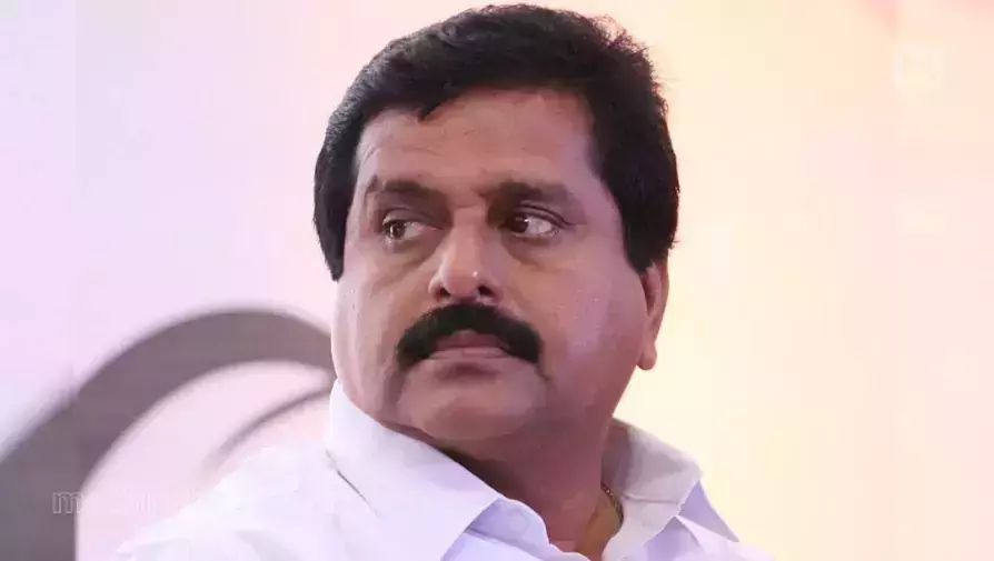 അഴിമതിയുടെ സര്വജ്ഞപീഠം കയറിയ ശിവകുമാറിനെ വേണ്ട; സേവ് കോൺഗ്രസ് പോസ്റ്റര് അഴിമതിയുടെ സര്വജ്ഞപീഠം കയറിയ ശിവകുമാറിനെ വേണ്ട; സേവ് കോൺഗ്രസ് പോസ്റ്റര്