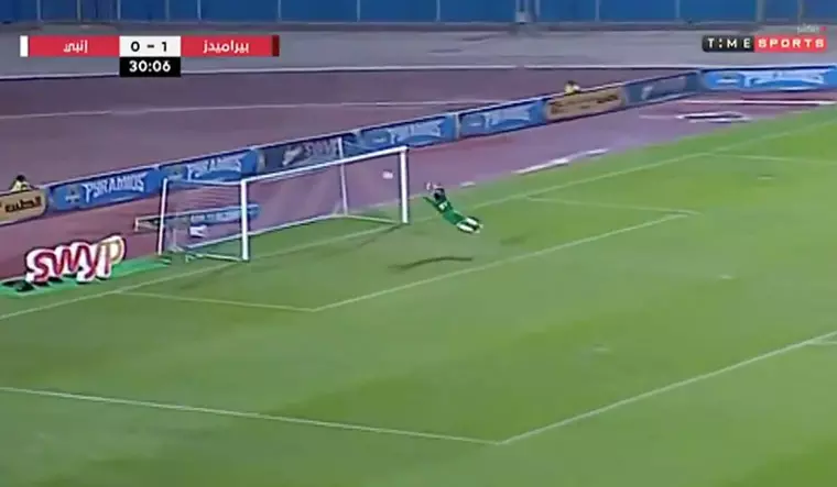 വീണിട്ടും വീഴാത്ത ചങ്കൂറ്റം; ഈജിപ്ഷ്യൻ ഗോളിയുടെ റണ്ണിംഗ് സേവിൽ അമ്പരന്ന് ഫുട്ബോൾ ലോകം വീണിട്ടും വീഴാത്ത ചങ്കൂറ്റം; ഈജിപ്ഷ്യൻ ഗോളിയുടെ റണ്ണിംഗ് സേവിൽ അമ്പരന്ന് ഫുട്ബോൾ ലോകം