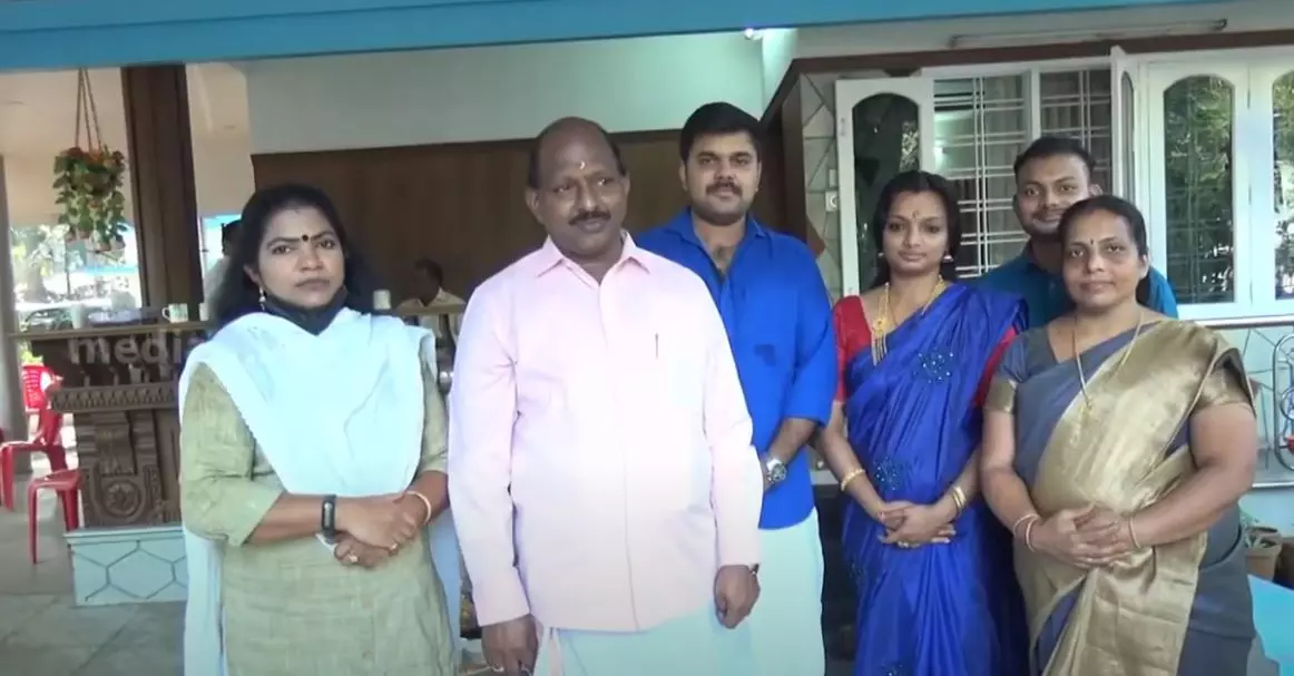 മകളുടെ വിവാഹം ലളിതമാക്കി, ഭൂരഹിതരായ 10 കുടുംബങ്ങള്ക്ക് ഭൂമി നല്കി; മാതൃകയായി കുടുംബം മകളുടെ വിവാഹം ലളിതമാക്കി, ഭൂരഹിതരായ 10 കുടുംബങ്ങള്ക്ക് ഭൂമി നല്കി; മാതൃകയായി കുടുംബം