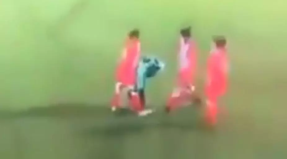 ഫുട്ബോള് മത്സരത്തിനിടെ ഹിജാബ് അഴിഞ്ഞു; താരത്തെ മറ്റുള്ളവരില് നിന്ന് മറച്ച് പിടിച്ച് എതിര് ടീം താരങ്ങള് ഫുട്ബോള് മത്സരത്തിനിടെ ഹിജാബ് അഴിഞ്ഞു; താരത്തെ മറ്റുള്ളവരില് നിന്ന് മറച്ച് പിടിച്ച് എതിര് ടീം താരങ്ങള്