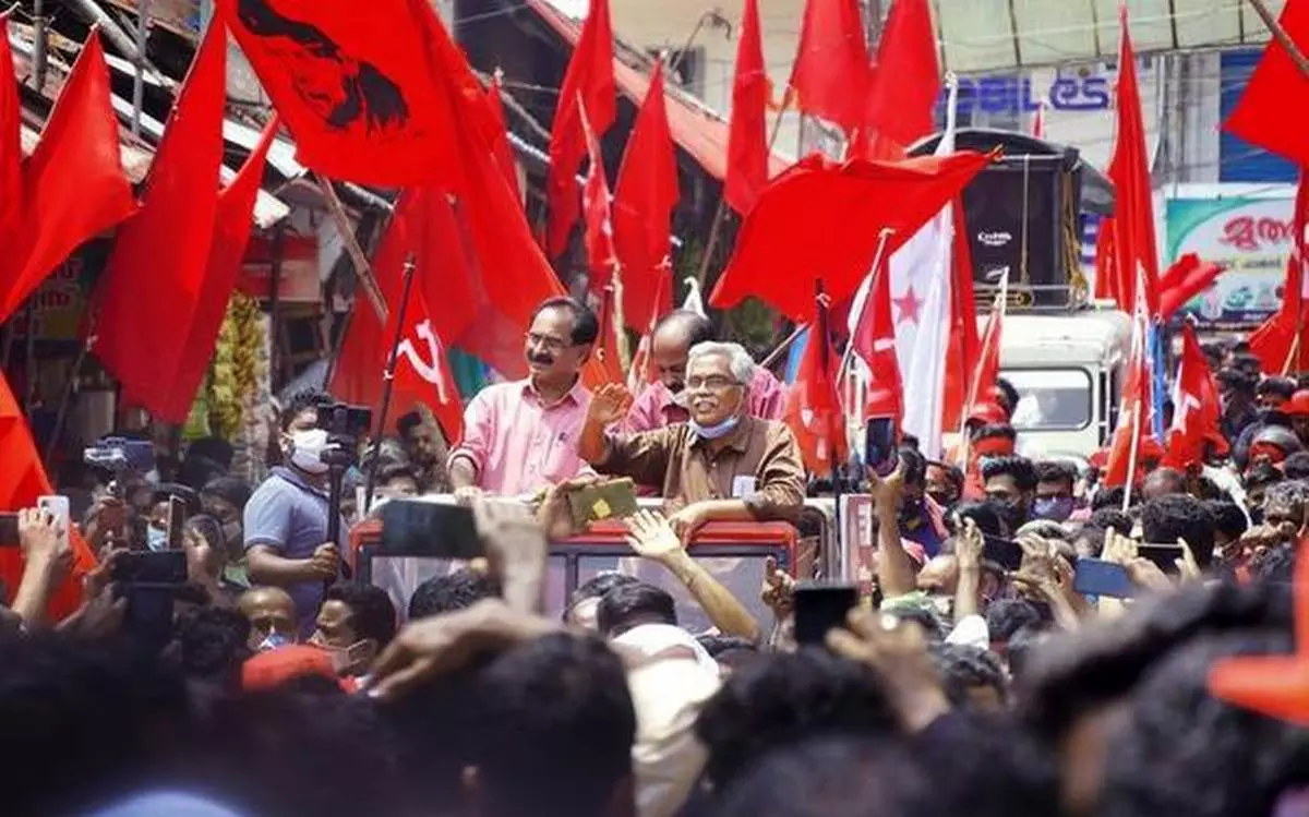 ഇടത് മുന്നണിയുടെ വികസന മുന്നേറ്റ ജാഥകള് ഇന്ന് അവസാനിക്കും ഇടത് മുന്നണിയുടെ വികസന മുന്നേറ്റ ജാഥകള് ഇന്ന് അവസാനിക്കും