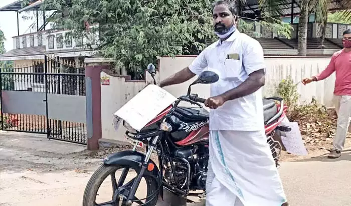 ഇന്ധന വിലവർധന; ബൈക്ക് തള്ളിയെത്തി ബജറ്റ് അവതരിപ്പിച്ച് പഞ്ചായത്ത് വൈസ് പ്രസിഡണ്ട് ഇന്ധന വിലവർധന; ബൈക്ക് തള്ളിയെത്തി ബജറ്റ് അവതരിപ്പിച്ച് പഞ്ചായത്ത് വൈസ് പ്രസിഡണ്ട്